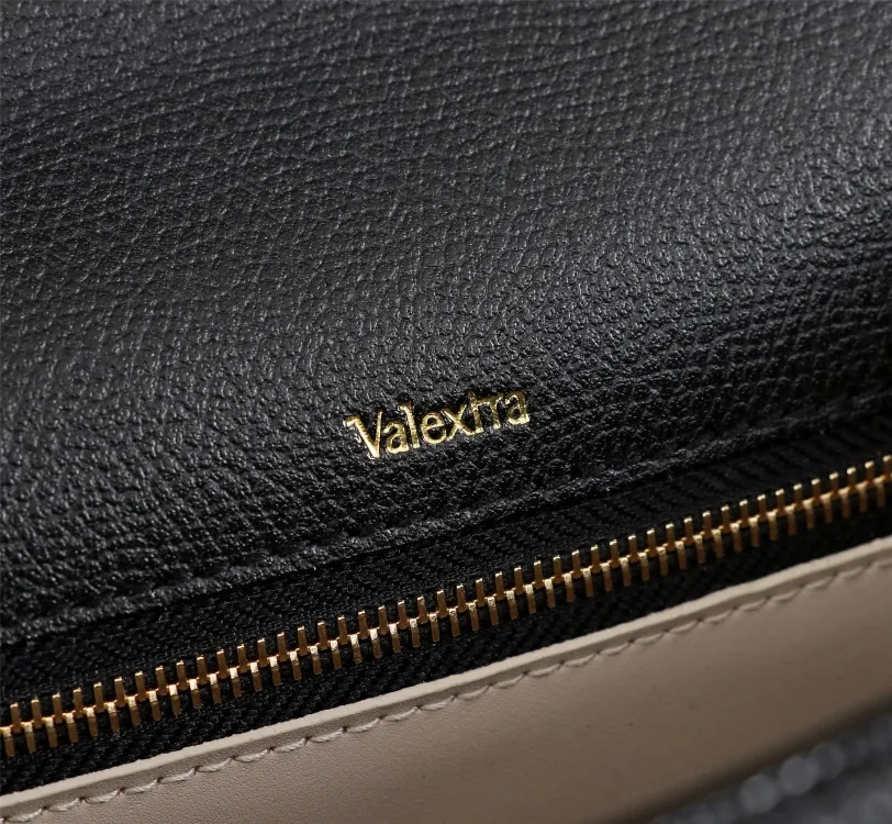 In stock👉Original medium size black👉Valextra Valextra Iside, known as Italian Hermès, is one of the most representative designs of Valextra. There is no obvious logo, but the simple collective line design is very recognizable, full of architectural art, and shows a capable and intellectual style. It is made of imported palm-print lining cowhide, with up to five stitches of handwork, and the shiny oil edges test the skill of the craftsman. Medium size: 26cm【6627#】